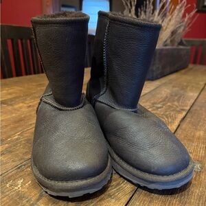 EMU brown sheepskin boots. Size 8